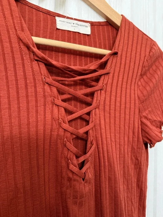 UO Burnt Sienna Rust Ribbed Knit V-Neck Tee - Picture 4 of 6